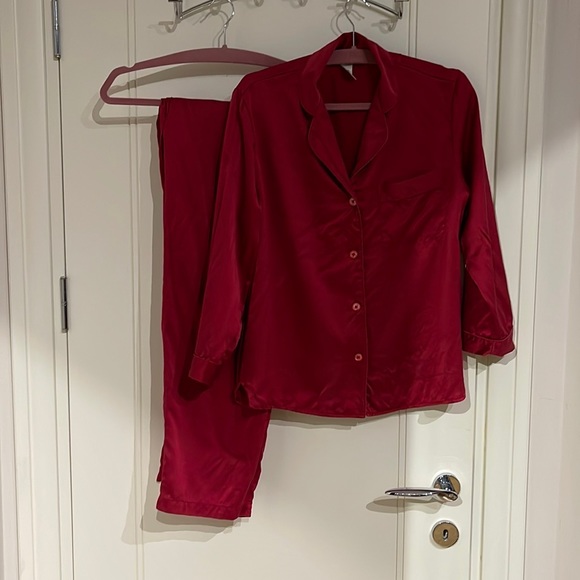 Neiman Marcus Two Piece Silk Pajama Set in Red - Picture 11 of 13